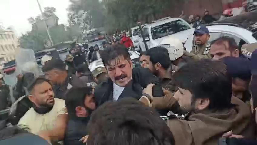 Lahore Bar bans police entry in courts